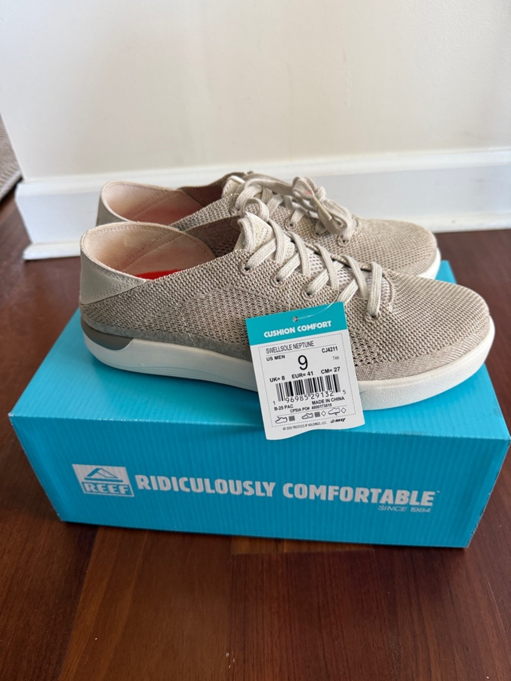 Reef Knit Lace-Up Sneaker in Light Taupe band new in box $80 retail.